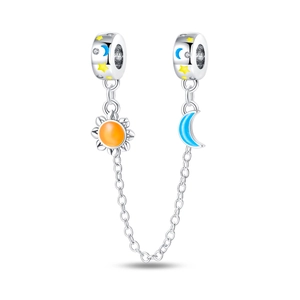Detalle de cadena de seguridad de plata con dijes de sol y luna en esmalte de colores