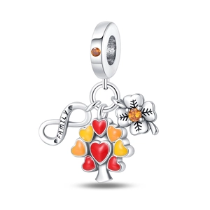 Détail macro du charm en argent avec symbole infini Family et pendentif arbre émaillé
