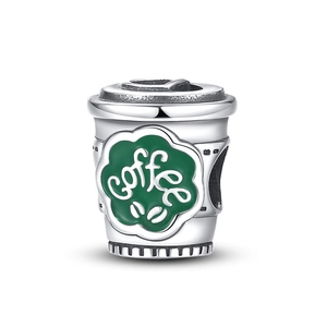 Makroaufnahme von versilbertem Kaffeetassen-Charm mit grünem Emaille-Logo und Kaffeeschrift
