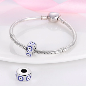 Bracelet chaîne serpent argenté avec breloques œil bleu et fermoir cylindrique poli