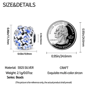 Vue détaillée de la perle fleur en argent avec zircons bleus à côté d'une pièce