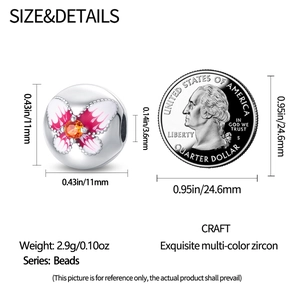 Détail d'un charme papillon en émail rose et zircon à côté d'une pièce de monnaie