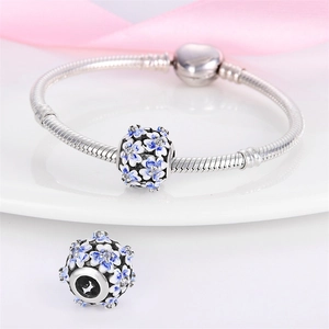 Détail du bracelet serpent S925 avec breloques fleurs en émail bleu et fermoir en cœur