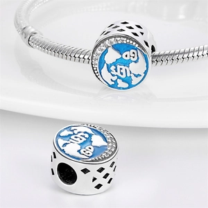 Pendentif globe bleu en émail et zircons sur un bracelet à chaîne serpent argentée