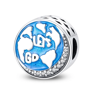 Gros plan d'une perle charm en argent avec globe émaillé bleu et gravure LET'S GO