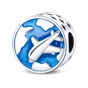 Détail macro d'une perle en argent avec globe en émail bleu et motif d'avion blanc