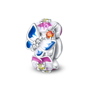 Gros plan détaillé d'un charme en argent avec des motifs de papillons et fleurs colorés