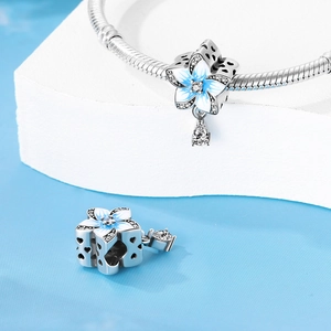 Détail du pendentif fleur avec pétales en émail bleu et zircons cubiques scintillants