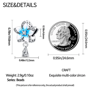 Détail d'une breloque fleur avec émail bleu et pendentif en zircone étincelante