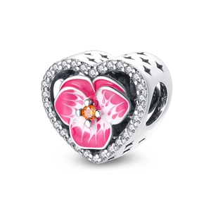 Détail du charme coeur avec pensée en émail rose et bordure en zircone cubique
