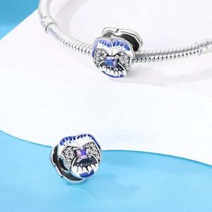 Charme de pensée en argent avec émail bleu, pierre violette et cristaux brillants