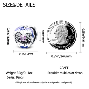 Comparaison détaillée de la taille du charm pensée avec une pièce de monnaie