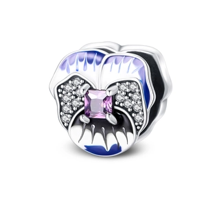 Détail du charme pensée avec émail violet et incrustation de pierre rose pour bracelet