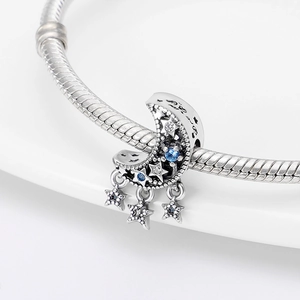 Nahaufnahme von Mond-Anhänger mit blauen Zirkonia und Sternen auf silbernem Armband
