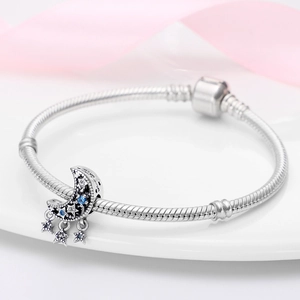 Nahaufnahme des silbernen Traumfänger-Anhängers mit Zirkonia-Sternen und Monden am Armband