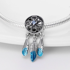 Detail einer Dreamcatcher-Perle mit blauem Zirkonia und Emaille-Federn an einer Silberkette