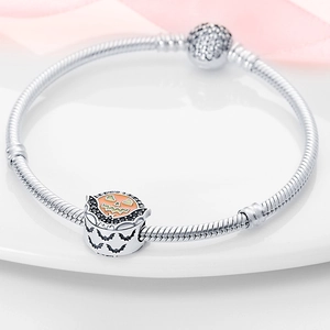 Macro di bracciale serpente d'argento con ciondoli zucca arancione e pipistrello nero