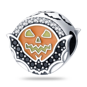 Dettaglio charm zucca di Halloween con smalto arancione e pietre di zircone lucide