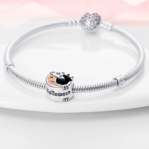 Dettaglio bracciale snake in argento con charm zucca di Halloween e chiusura in zirconi