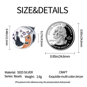 Dettaglio del charm Halloween in argento S925 zucca e luna con zirconi colorati