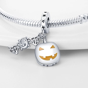 Dettaglio macro dei ciondoli di Halloween con zucca smaltata e pipistrello in zirconi su catena