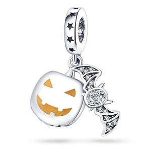 Dettaglio charm di Halloween con zucca smaltata e ciondolo a pipistrello con zirconi
