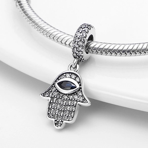 Detalle del colgante Mano de Fátima en plata con pavé de circonitas y ojo azul