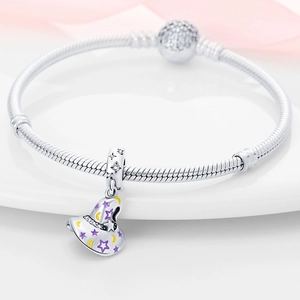 Dettaglio bracciale a catena serpente d'argento con ciondolo a cappello da strega smaltato