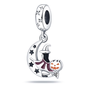 Dettaglio charm di Halloween con stregone, zucca e luna in smalto viola