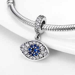 Colgante de ojo turco con circonitas azules en una cadena de serpiente plateada