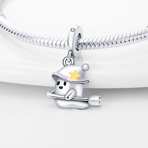 Dettaglio macro dello charm fantasma in argento con cappello da mago su catenina