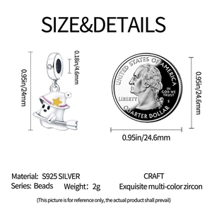 Dettaglio macro del ciondolo fantasma di Halloween in argento S925 con cappello e scopa
