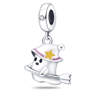 Dettaglio di un charm fantasma argentato con cappello smaltato e pietra scintillante