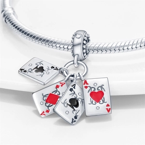 Makro-Detail von Poker-As-Anhängern aus Silber mit Emaille und Zirkonia an Schlangenkette