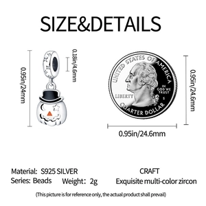 Vista dettagliata dello charm zucca di Halloween con cappello in argento e zirconi, 24mm