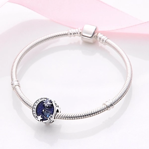 Silbernes Schlangen-Armband mit blauem Emaille-Sternenhimmel-Anhänger und Mond