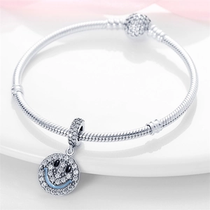 Pulsera de serpiente plateada con cierre de cristal y colgante de cara sonriente azul