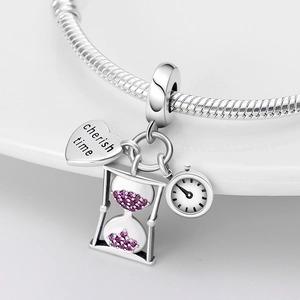 Versilberter Sanduhr- und Herzanhänger mit lila Zirkon und Gravur cherish time