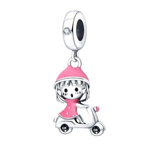 Charm fille mignonne sur scooter rose plaqué argent avec émail et détails zircon