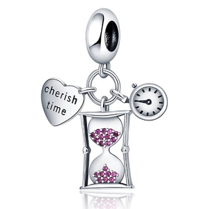 Detailansicht Silberanhänger mit Cherish Time Herz, Sanduhr und Uhren-Charm-Elementen