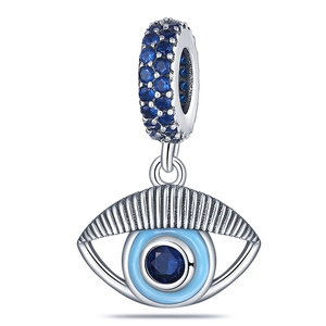 Vista macro del amuleto ojo turco de plata 925 con circón azul y detalles esmaltados