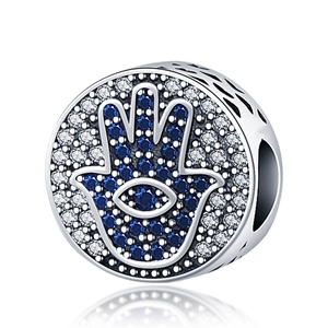 Detalle del dije Mano de Fátima de plata con ojo turco azul y piedras de circonita