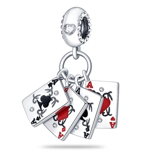 Details des Silberanhängers mit Spielkartenmotiven Herz Pik Kreuz und Karo mit Zirkonia
