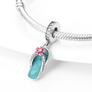Silberner Flip-Flop-Anhänger mit türkisem Glitzer, klaren Kristallen und kleiner rosa Blume