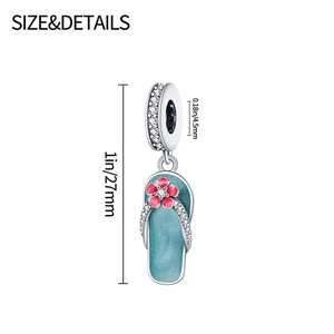Detailansicht des silbernen Flip-Flop-Anhängers mit blauem Glitzer und Zirkonia