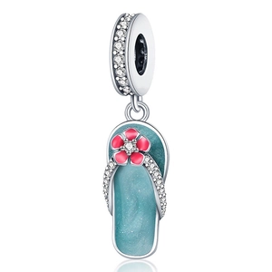 Detail eines blau emaillierten Flip-Flop-Anhängers mit rosa Blume und Zirkonia