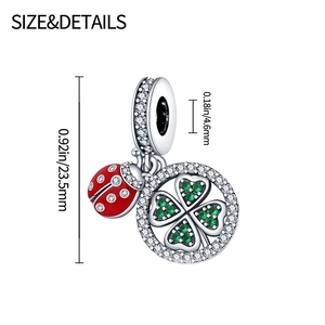 Vue détaillée du pendentif trèfle et coccinelle avec dimensions en argent S925