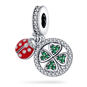 Détail du charm coccinelle et trèfle à quatre feuilles en argent avec émail et gemmes