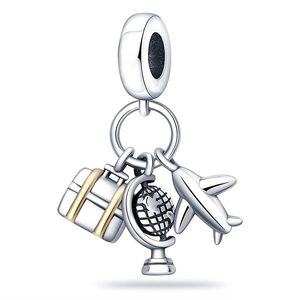 Detail eines Reise-Charms mit Koffer, Globus und Flugzeug aus versilbertem Kupfer