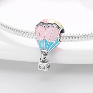 Detailliertes Makro eines bunten Emaille-Heißluftballon-Anhängers in Silber mit Zirkonia